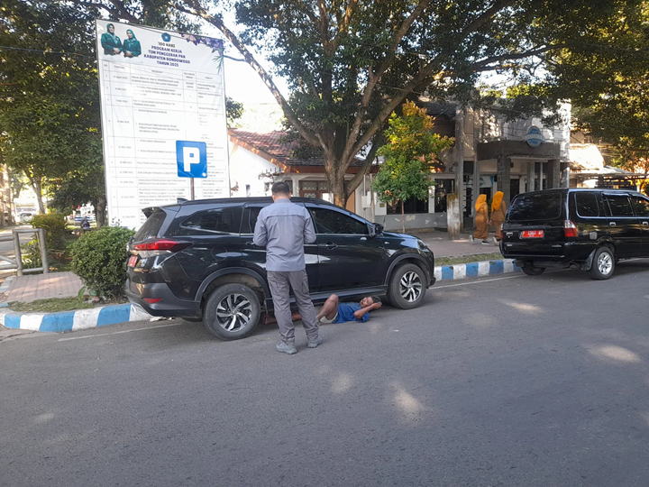 DIAMANKAN: Seorang ODGJ saat digiring oleh Satpol PP Bondowoso usai meresahkan warga alun-alun.