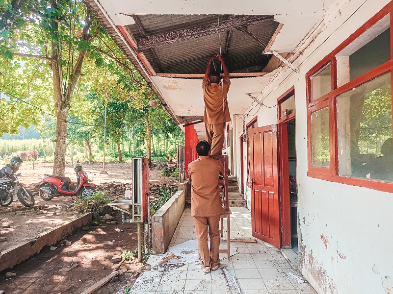 RUNTUH: Plafon teras SDN Curahtakir 03, Desa Curahtakir, Kecamatan Tempurejo, ambrol sebelum siswa datang ke sekolah, Selasa (22/7/2025).