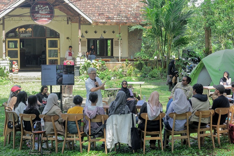 SERIUS NAMUN SANTAI: Andreas Harsono, Jurnalis senior, penulis buku Agama Saya Adalah Jurnalisme, membuka wawasan peserta kelas menulis.