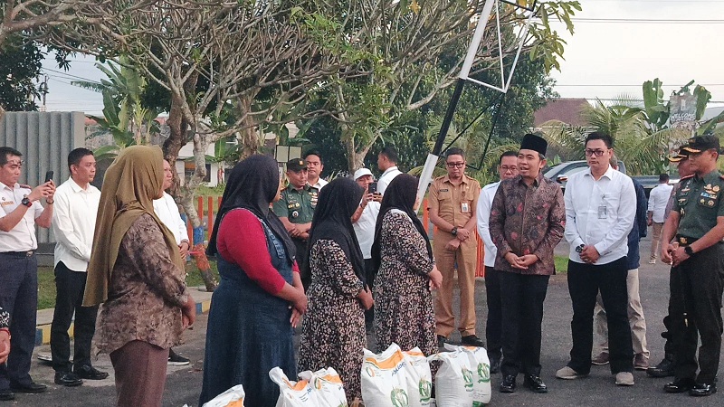 PASTIKAN TEPAT SASARAN: Bupati Jember Gus Fawait secara simbolis menyerahkan bantuan pangan beras kepada sejumlah KPM, saat pelepasan bantuan pangan 2025 tahap 2, di gudang Bulog, Kelurahan Mangli.