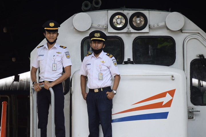 Masinis KA,  Ferry Eko Pramono dan Akhmad Junaedi (AINUL BUDI/RJ)