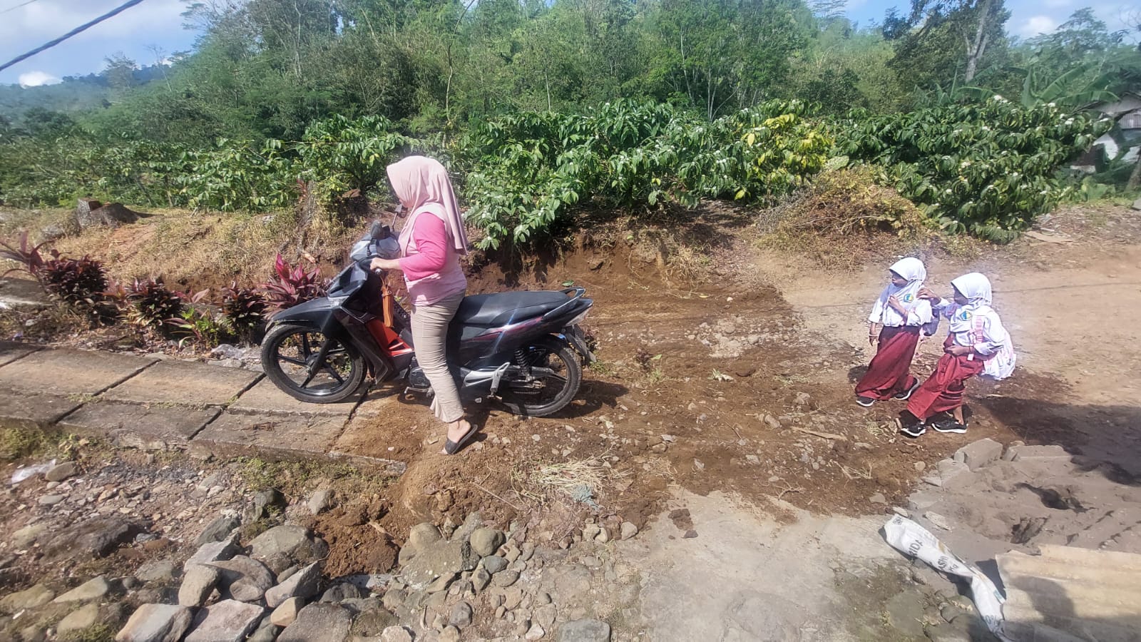 TERUS DIPADATKAN: Tampak warga sekitar ketika melewati jalan yang alternatif di Wilayah PTP nusantara 1 Rayon 5 Kebun Gunung Gumitir, Desa Sidomulyo, Kecamatan Silo.