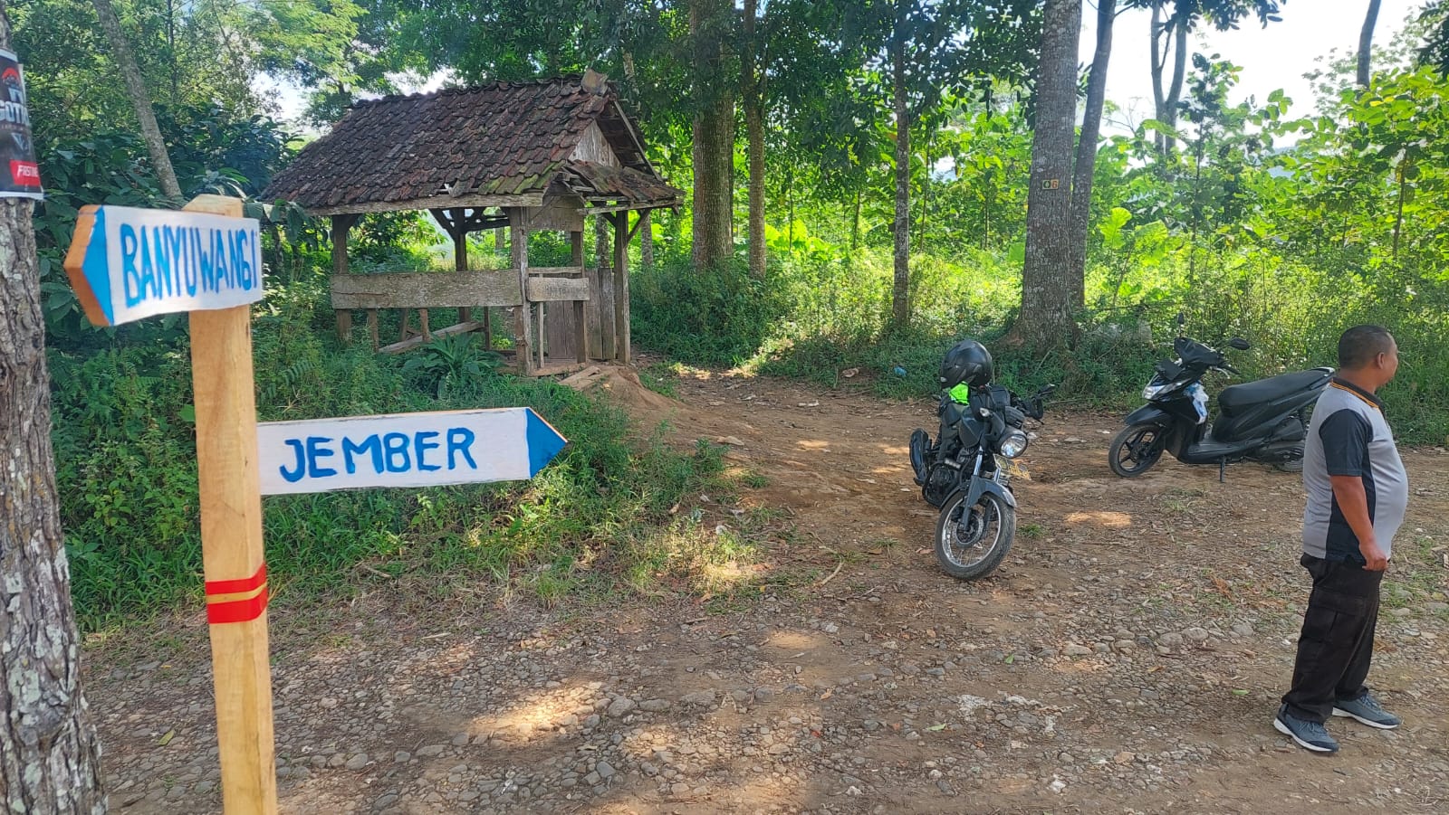 PENUNJUK ARAH: Rambu arah yang berada di wilayah Wilayah PTP nusantara 1 Rayon 5 Kebun Gunung Gumitir, Desa Sidomulyo, Kecamatan Silo bagi roda dua untuk jalan alternatif jalur gumitir.