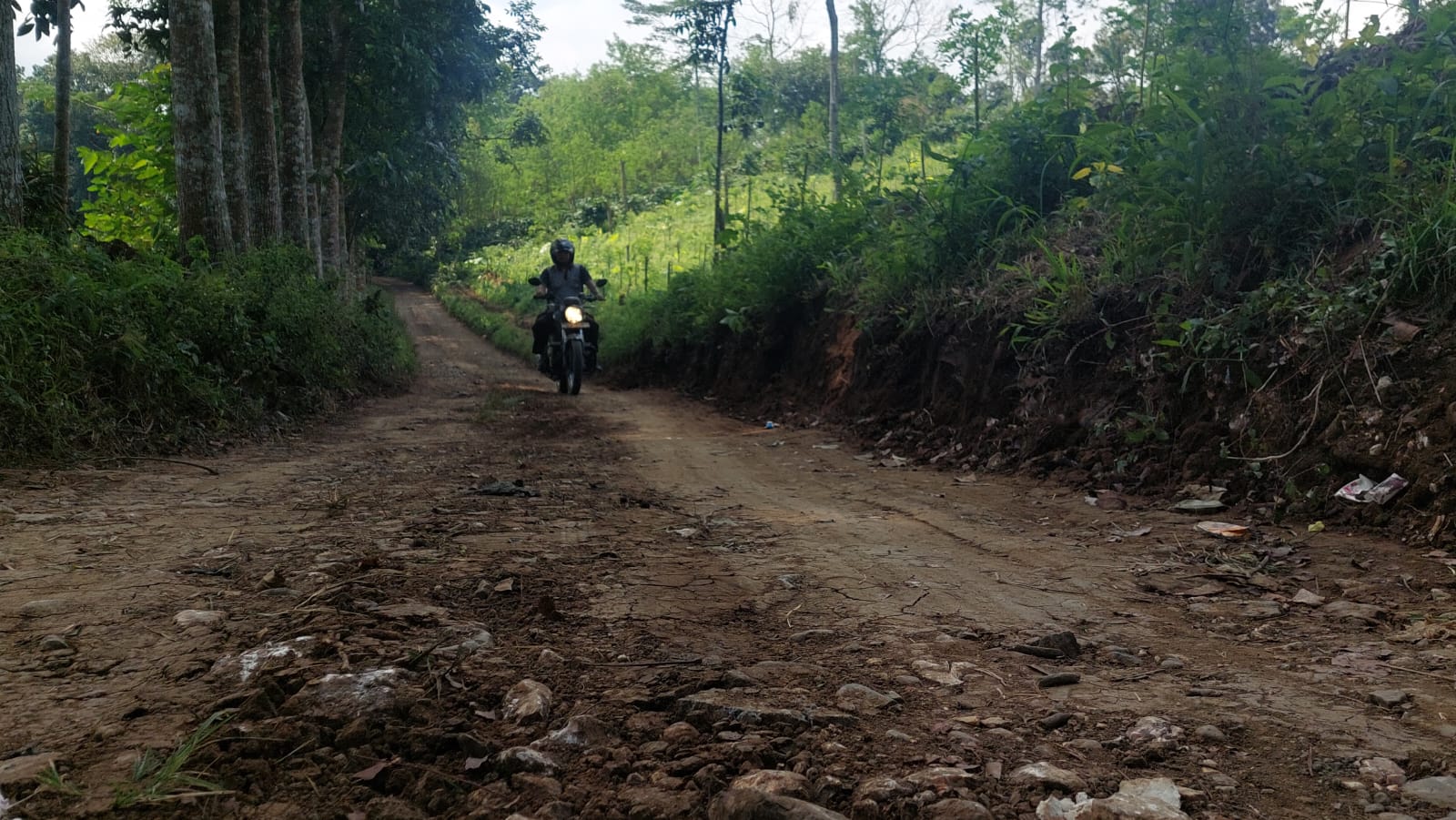 BELUM DIASPAL: Kondisi jalan alternatif bagi roda dua, saat jalur gumitir ditutup.