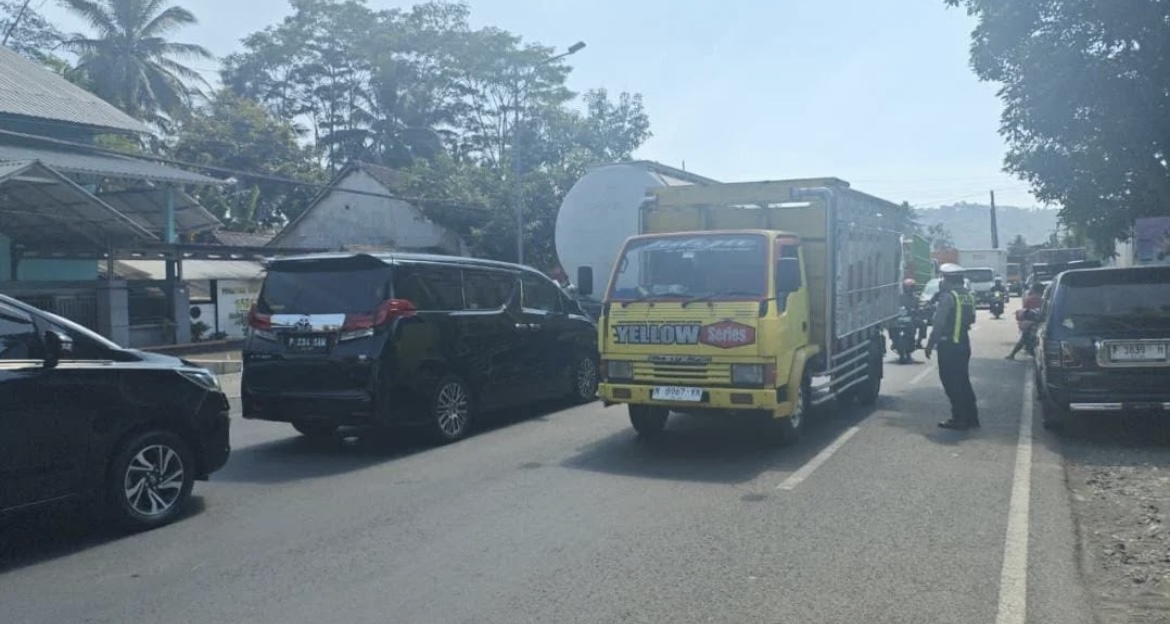 ATUR: Sejumlah petugas kepolisian saat mengatur arus lalu lintas di kawasan area jembatan jagalan Klakah, kemarin. (ATIEQSON MAR IQBAL/RAME)