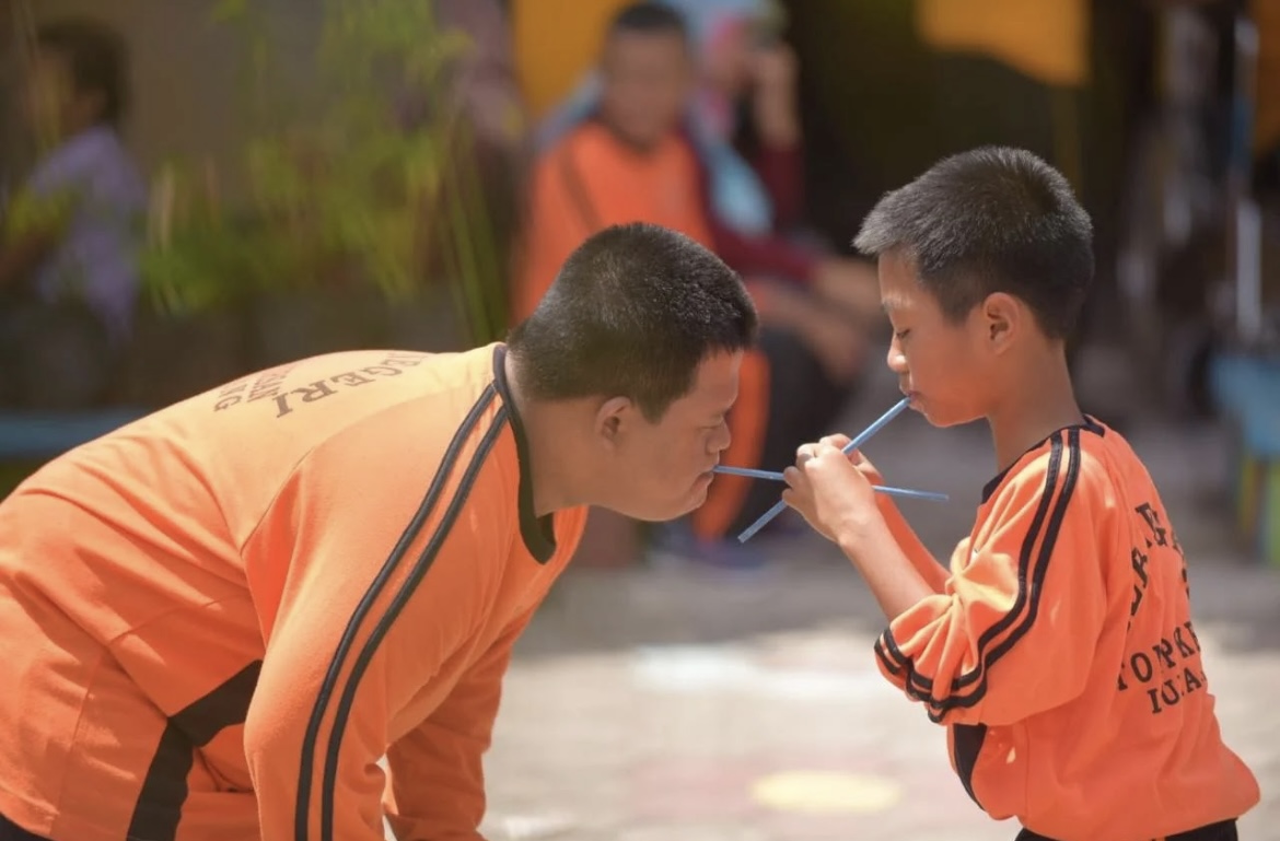 EDUKASI: Proses pembelajaran menyenangkan terus dilakukan oleh tenaga pendidik bagi anak-anak berkebutuhan khusus di Lumajang. (ADE APRYANIS/RAME)