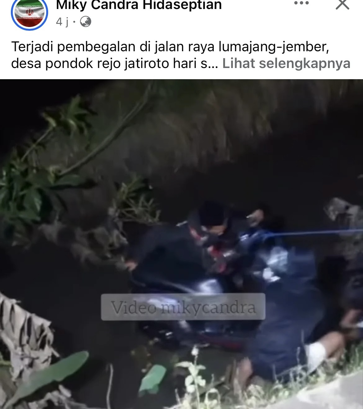 Proses evakuasi kendaraan korban begal saat motornya tercebur ke sungai