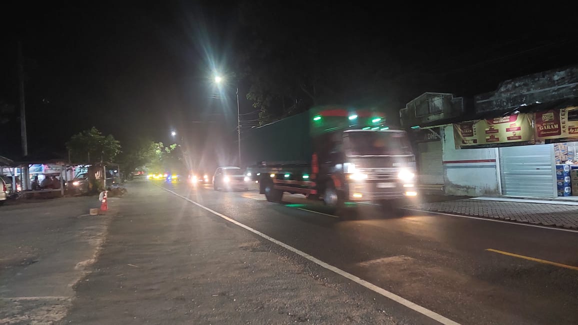 MULAI PADAT: Kondisi jalur gumitir jelang penutupan besok, para pengendara masih memadati jalur tersebut. (JUMAI/RJ)