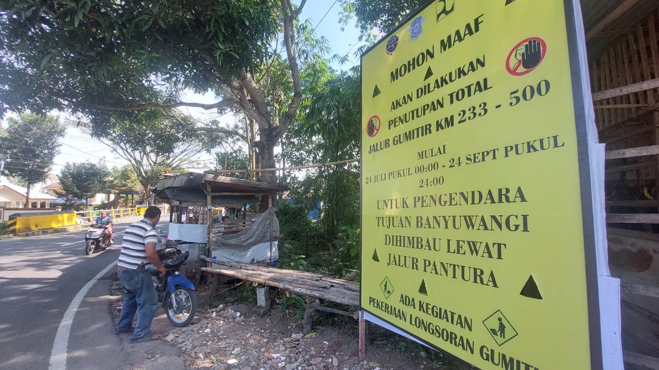 Banner Spanduk himbauan sudah dipasang akan penutupan jalur gumitir. (JUMAI/RJ)