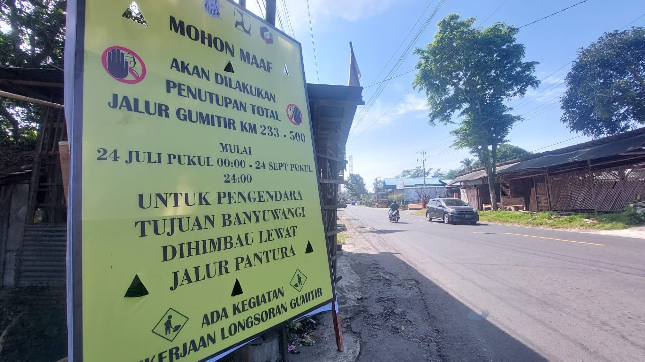 SUDAH DIPASANG: Salah satu penunjuk arah untuk himbauan jalur gumitir ditutup. (JUMAI/RJ)