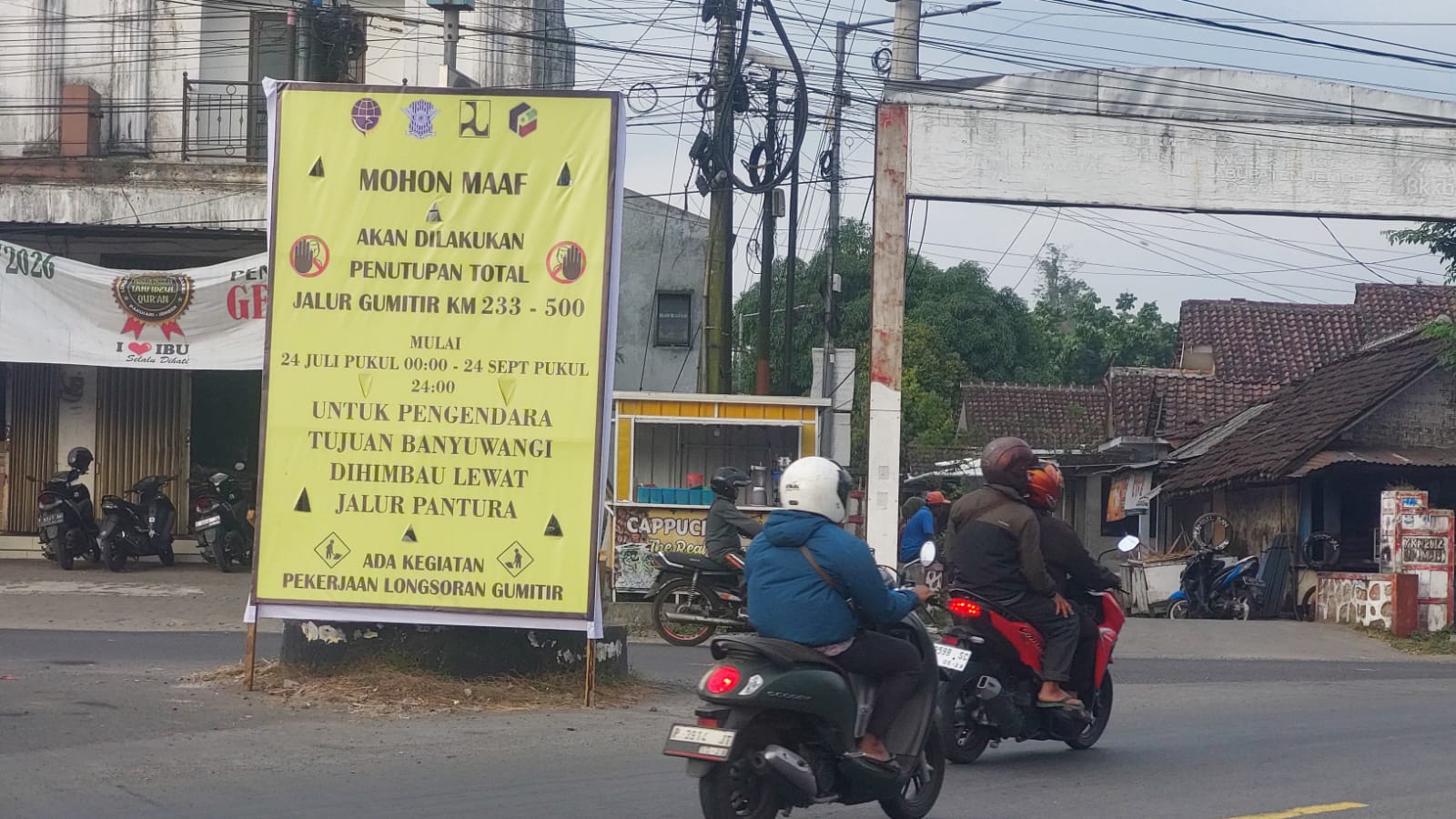 Spanduk Himbauan di simpang Tiga SPBU Pakusari. (JUMAI/RJ)