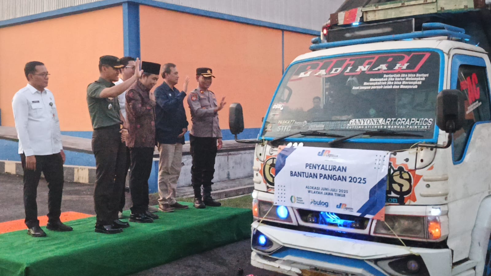 Puluhan armada truk saat dilepas secara simbolis oleh Bupati Fawait, dari gudang Bulog Mangli, Kaliwates, Jember Senin petang, 21 Juli 2025. (Foto: Maulana/JPRJ)