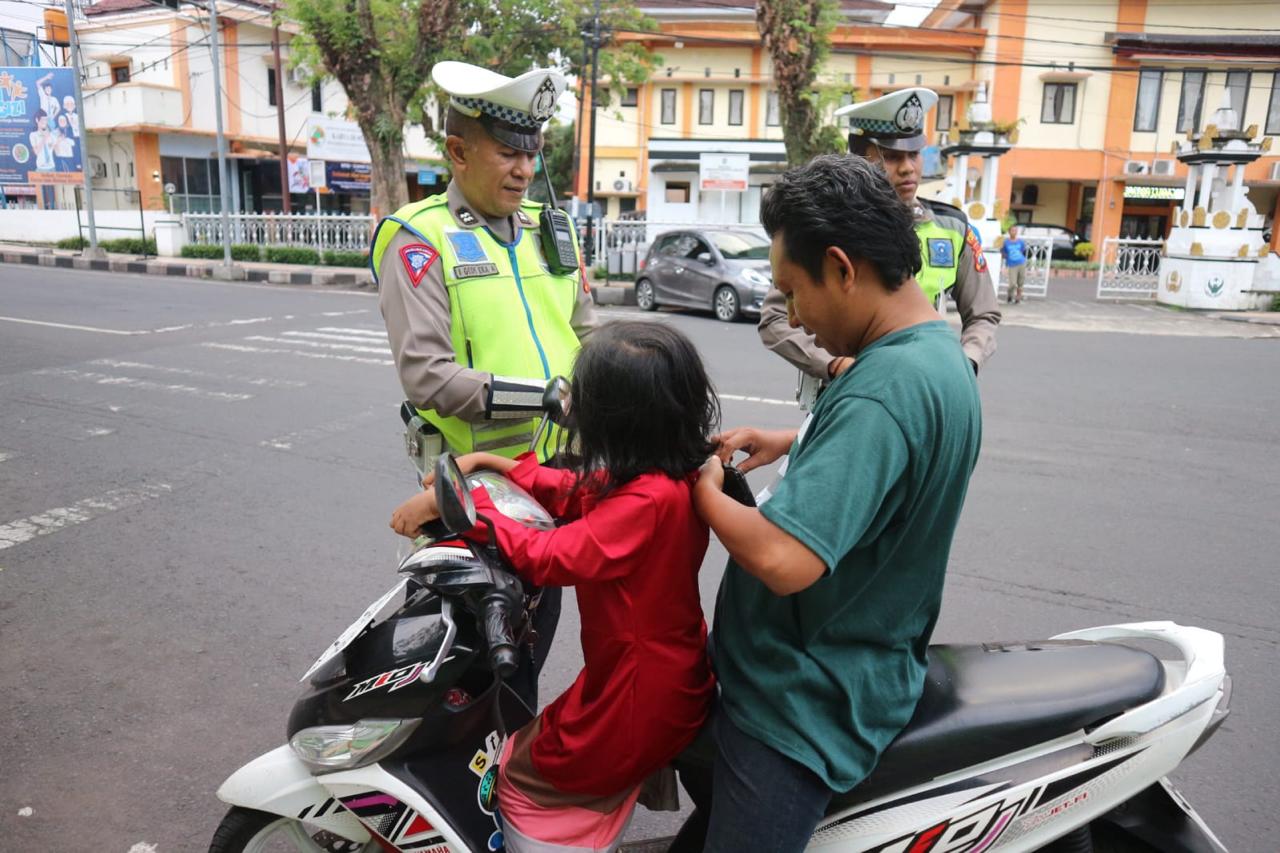 AMANKAN: Satlantas Polres Lumajang terus melakukan operasi patuh semeru, dan menemukan kendaraan yang disembunyikan di semak-semak. (ADE APRYANIS/RAME)