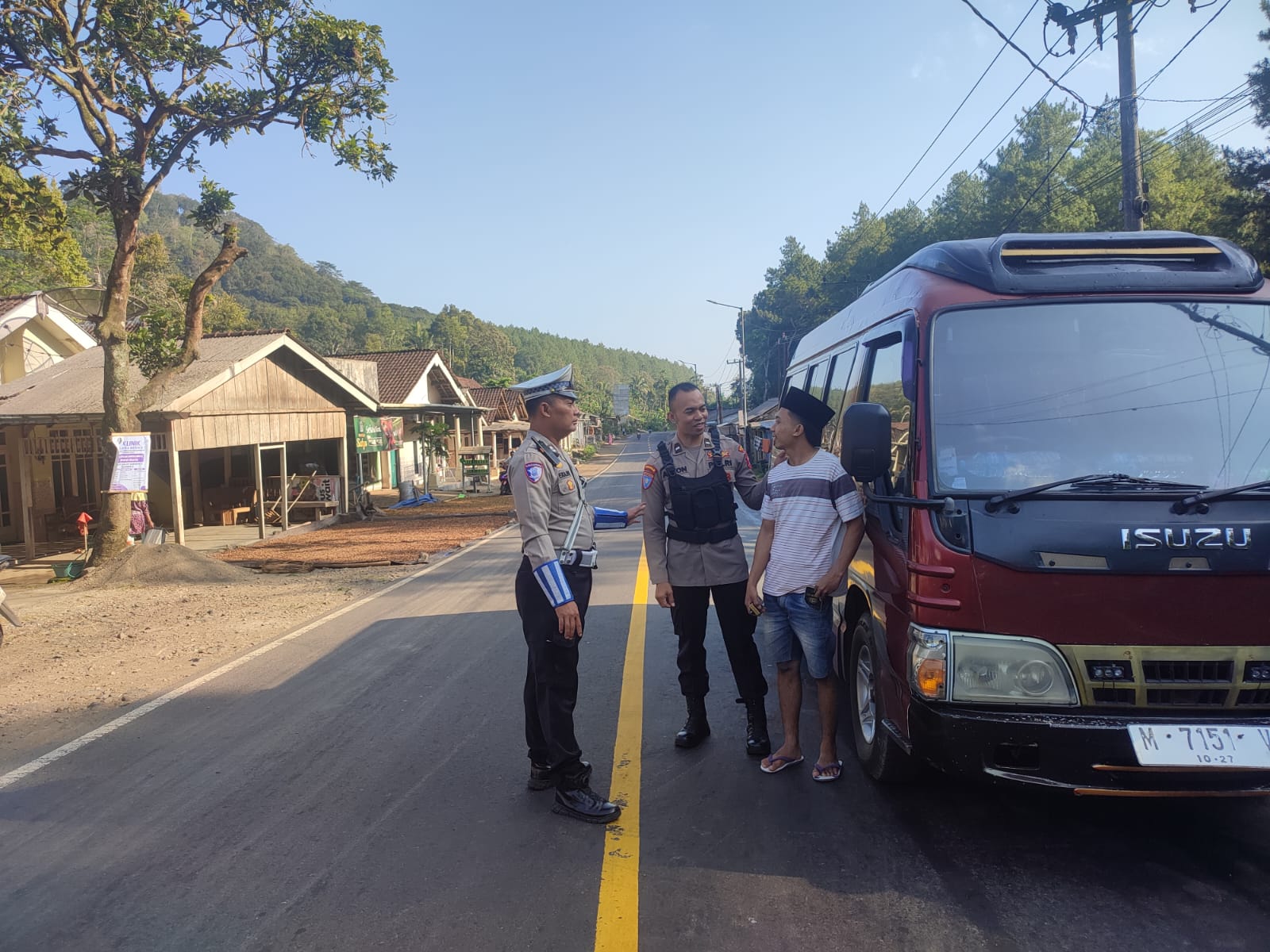 TRAVEL TAK BISA MELINTAS: Petugas menghentikan travel yang mengangkut penumpang karena hendak melewati jalan alternatif. Penting diketahui, jalur alternatif hanya boleh dilewati sepeda motor.