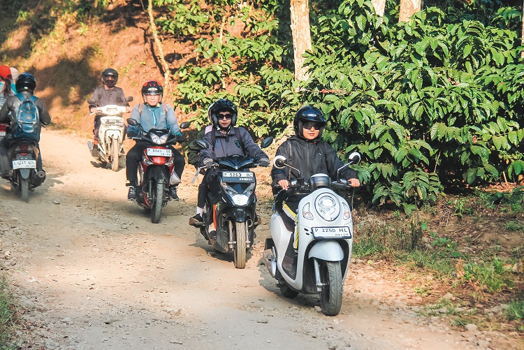 BERANGKAT BERSAMA: Beberapa guru SMPN 5 Silo berangkat bersama-sama melewati jalan alternatif, setelah Jalur Gumitir resmi ditutup Kamis (24/7/2025) pagi.