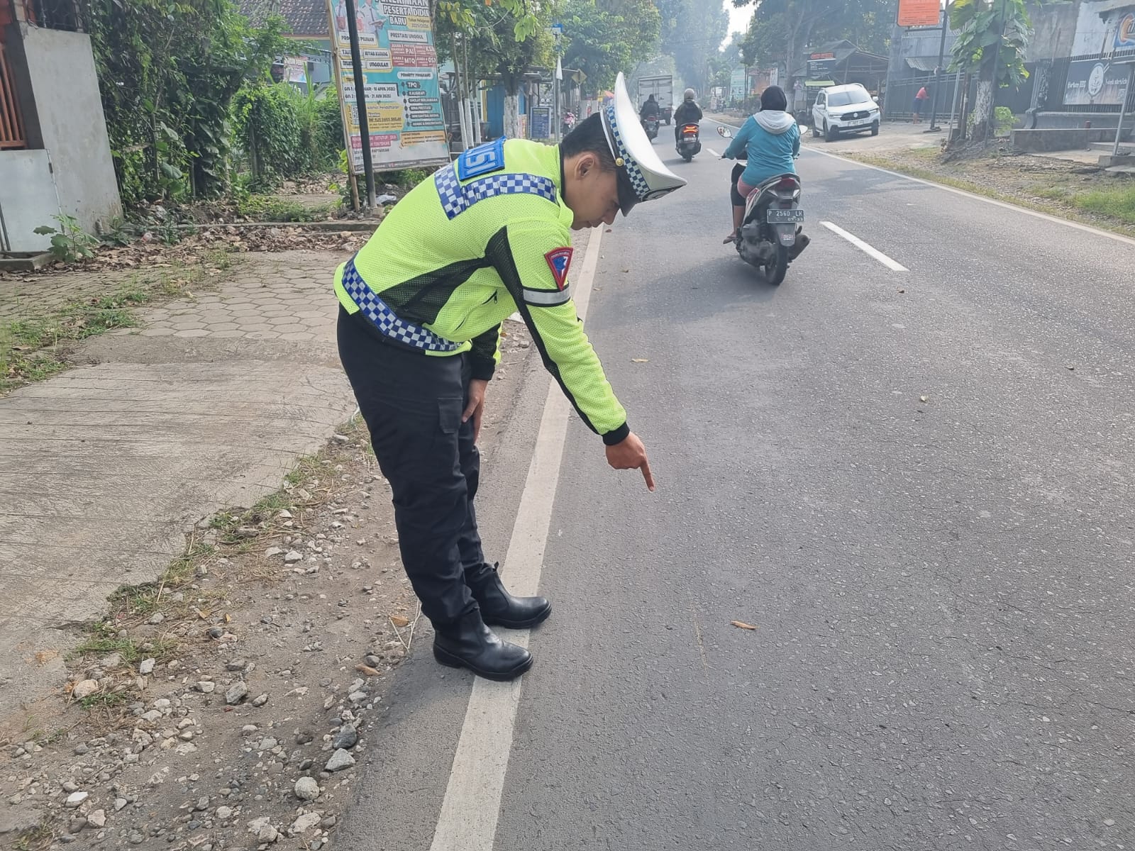 DATANGI LOKASI: Anggota Laka Satlantas Polres Jember mendatangi TKP kecelakaan di Dusun Sentong, Desa Karang Anyar, Kecamatan Ambulu Kamis (24/7).