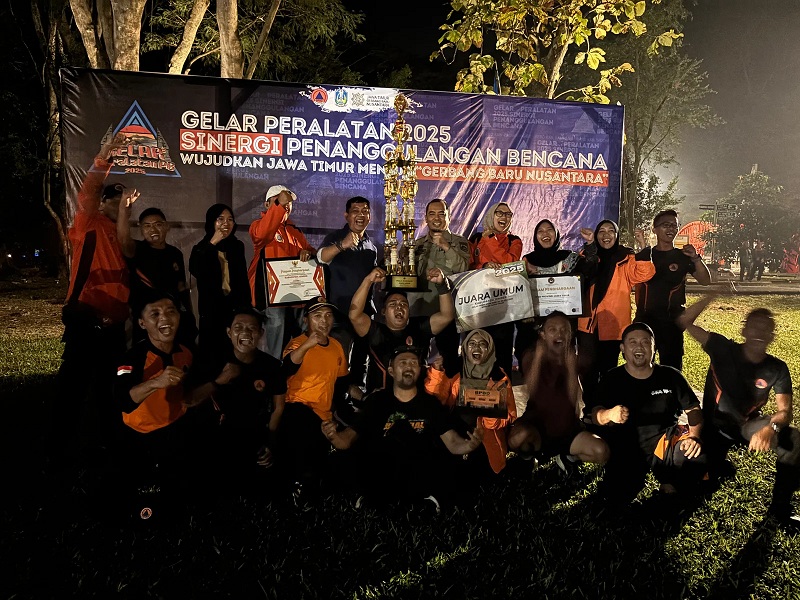 JUARA: BPBD Jember menerima piala bergilir Lomba Gelar Peralatan 2025.