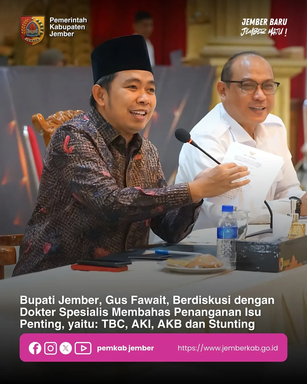 PIMPIN RAPAT: Bupati Fawait didampingi Plt Kadinkes Jember Akhmad Helmi Luqman (kanan) dalam rapat bersama dokter spesialis anak yang membahas kaitan stunting dan AKI/AKB, di Pendapa Wahyawibawagraha.