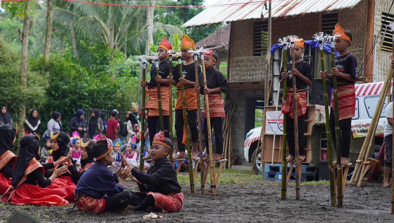BERMAIN BERSAMA: Sejumlah anak-anak di festival egrang tahun lalu. Besok, Festival Egrang XIII Tanoker Ledokombo kembali digelar.