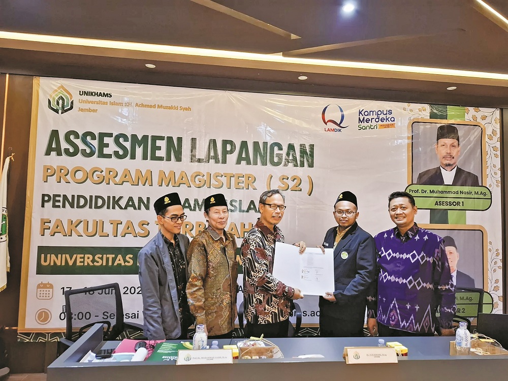 RESMI: Tim Asesor Asesmen LAMDIK bersama jajaran pimpinan UNIKHAMS Jember menandatangani hasil akreditasi Lapangan progam magister S-2 PAI UNIKHASM Jember, dengan predikat baik sekali.