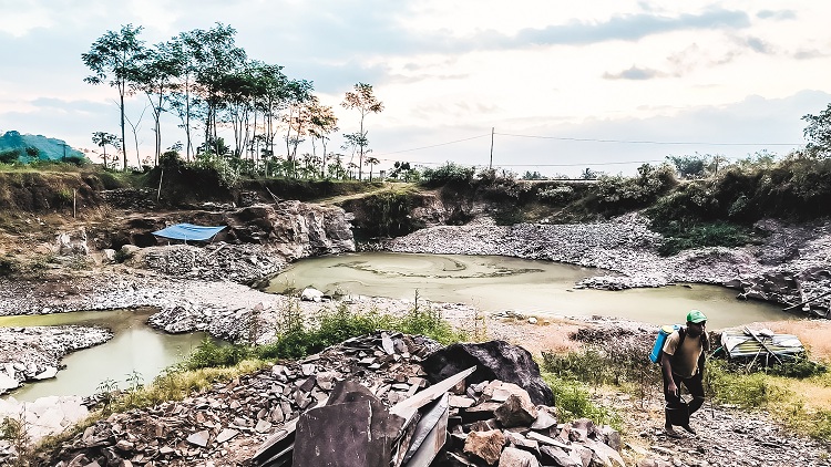 TERUS DIEKSPLOITASI: Kondisi salah satu gumuk di Dusun Kotok, Desa Gumuksari, Kecamatan Kalisat, yang sudah jadi kolong akibat penambangan, Minggu (20/7/2025).