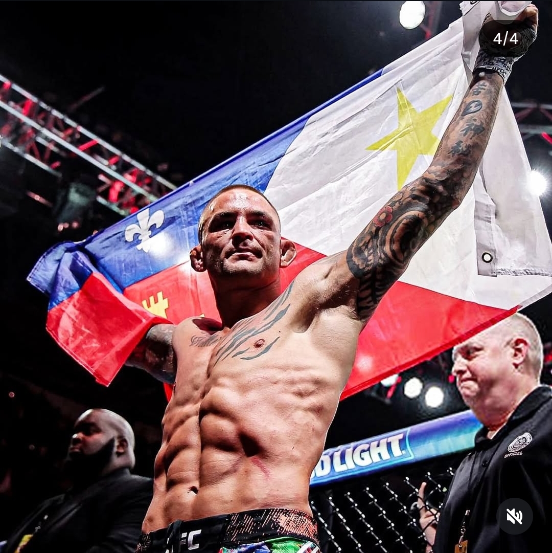 MANTAPKAN DIRI: Dustin Poirier kibarkan bendera negaranya usai bertanding lawan max holloway (ig:dustinpoirier)