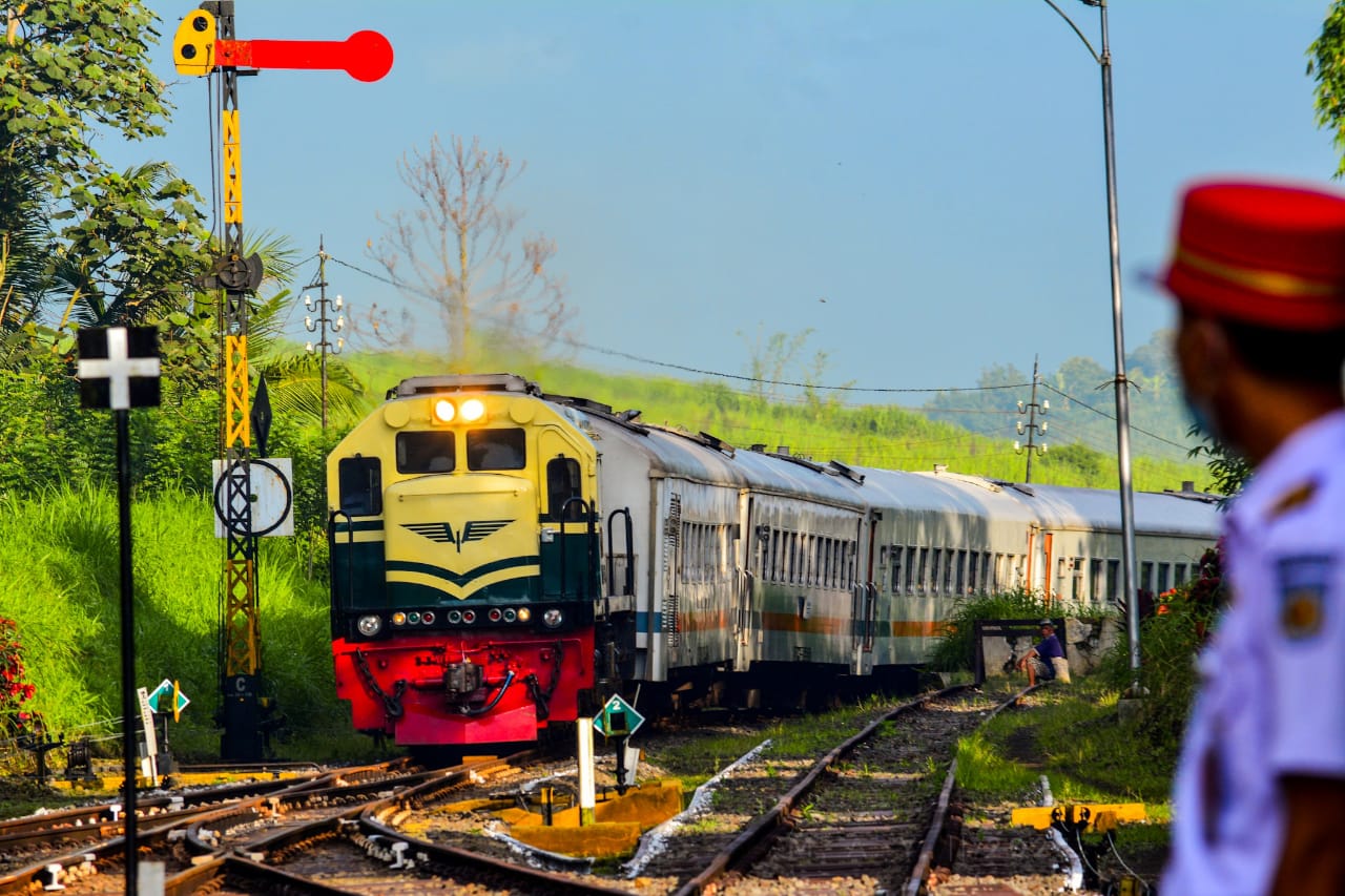 KA Pandanwangi relasi Jember-Ketapang (Foto koleksi RF KRD 9 Jember)