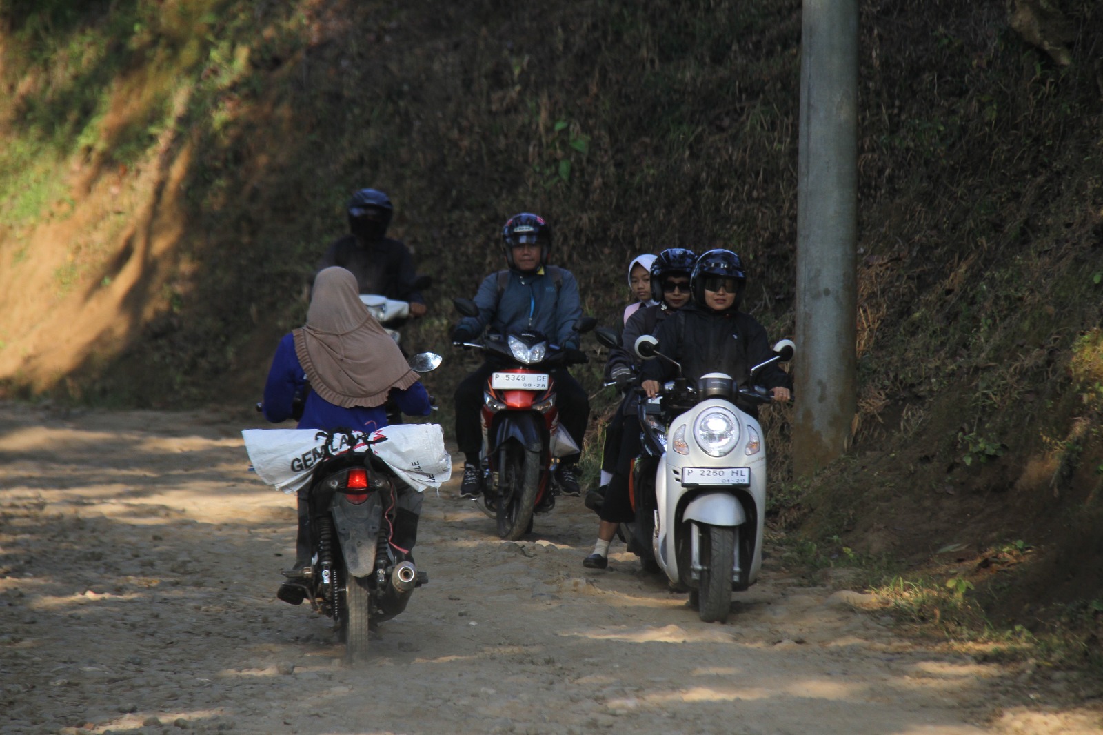 BERANGKAT BERSAMA: Beberapa orang guru SMPN 5 Silo, Kecamatan Silo harus berangkat bersama-sama saat melewati jalan alternatif setelah jalur Gumitir resmi ditutup Kamis (24/7/2025) pagi.( JUMAI/RJ)