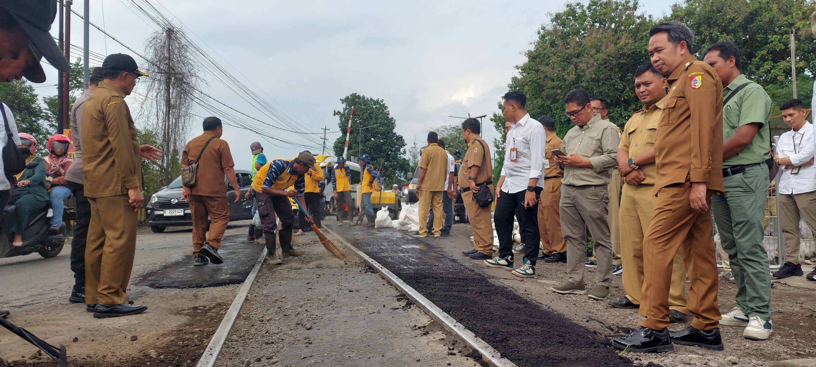 TURUN LAPANGAN: Bupati Fawait saat mengecek perbaikan jalan yang berada di persimpangan rel kereta api, awal Juli lalu.