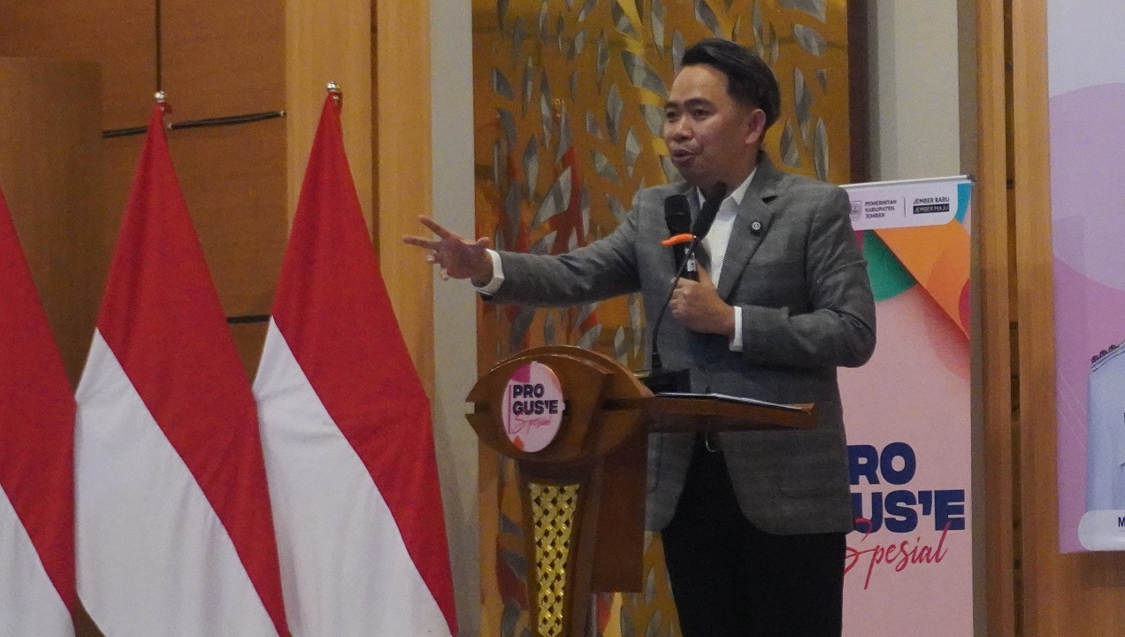 BERI ARAHAN: Bupati Fawait saat berbicara di hadapan para kepala SD dan SMP terkait program pemerintah daerah bidang pendidikan, beberapa pekan lalu, (18/6/2025).