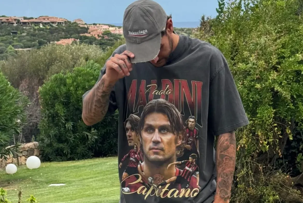 Theo Hernandez pakai baju Paolo Maldini