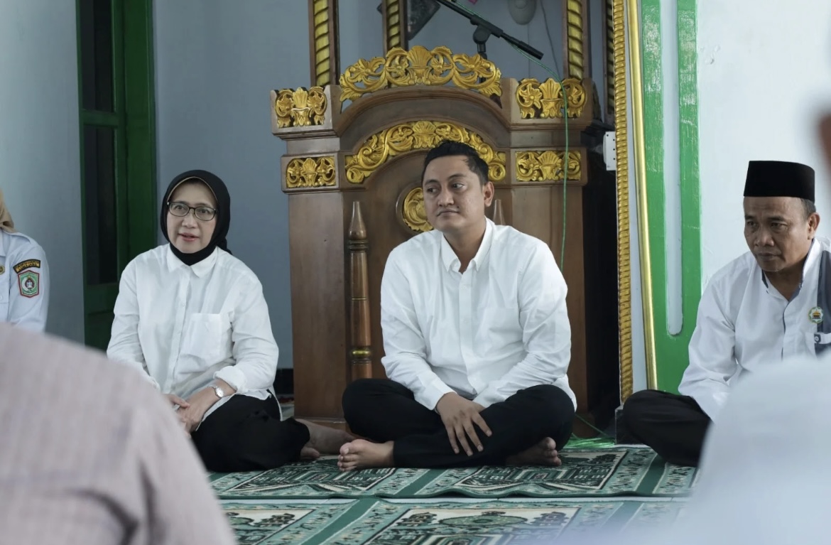 PENUHI: Bupati Lumajang Indah Amperawati bersama Wakil Bupati Lumajang Yudha Adji Kusuma saat mengunjungi Kecamatan Randuagung, kemarin. (ATIEQSON MAR IQBAL/RAME)