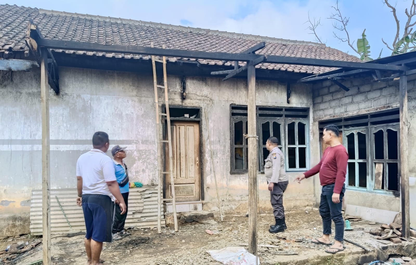 LUKA BAKAR: Lokasi pemuda tersambar api bersama mobil berikut garasinya di Dusun Baban Barat, Desa Mulyorejo, Kecamatan Silo. Saat itu korban menguras tangki mobil.
