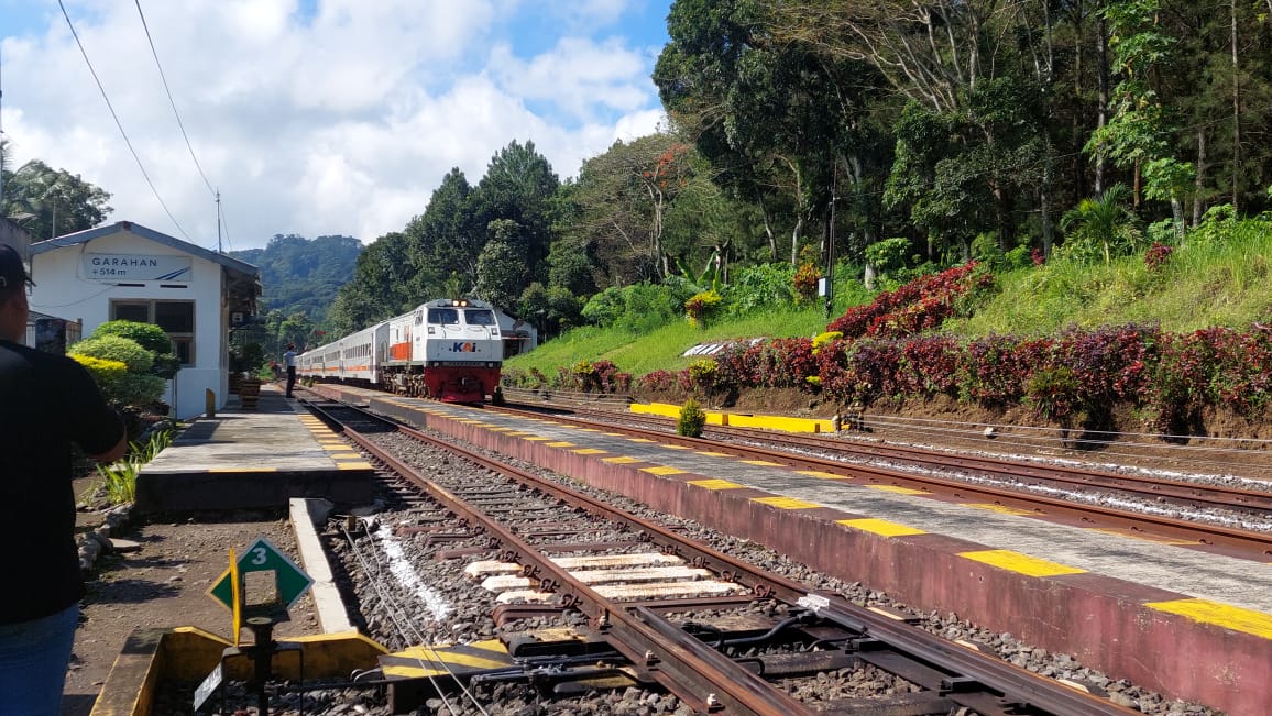 Situasi Stasiun Garahan, Jember. Kini penumpang dari ujung timur Pulau Jawa bisa melakukan perjalanan via darat langsung menuju Bandung, dengan hadirnya KA Sangkuriang relasi Bandung-Ketapang . (JUMAI/RJ)