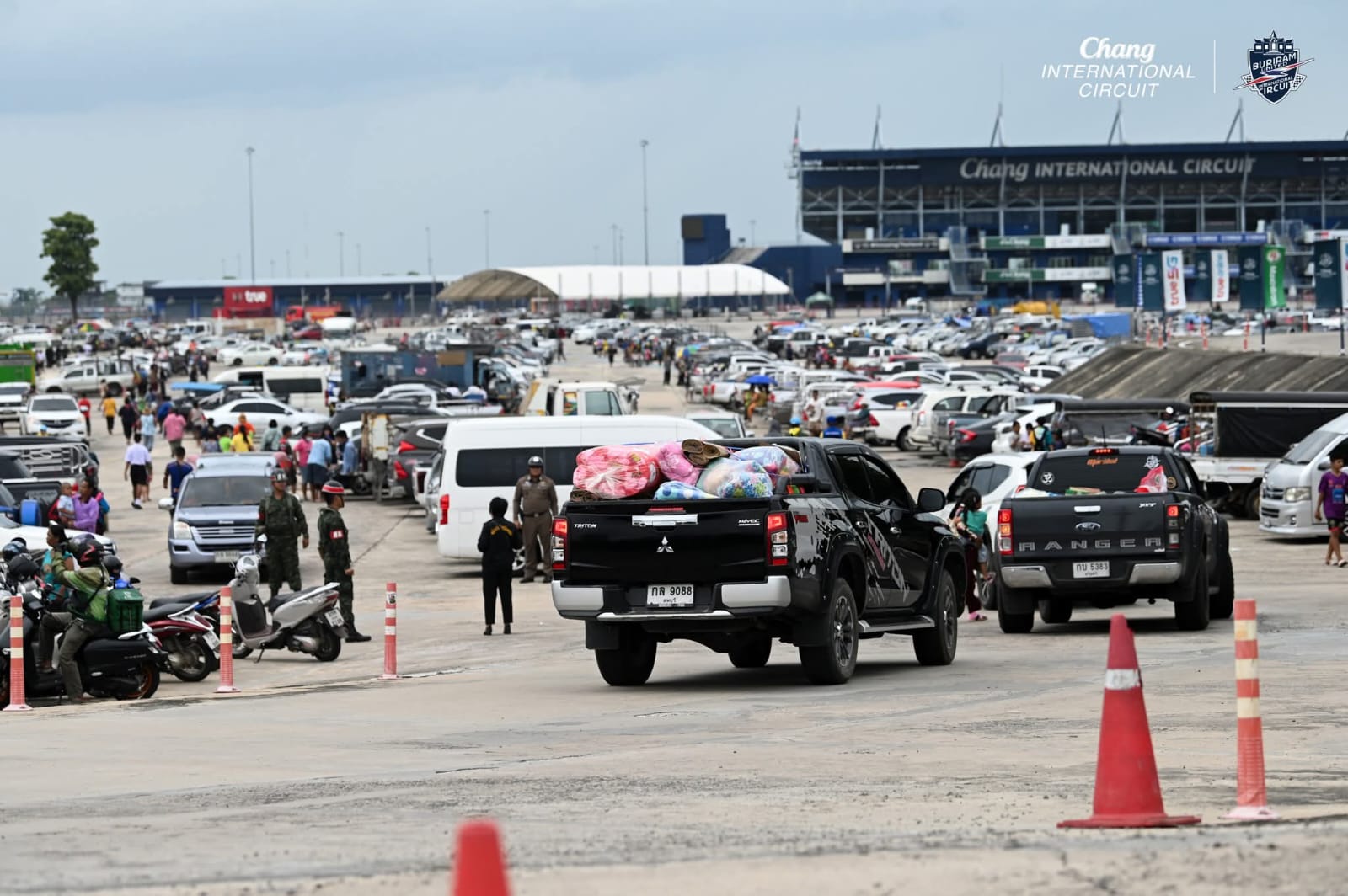 Sirkuit Internasional Chang, Buriram, yang biasa menggelar MotoGP, dijadikan camp pengungsian warga sipil yang terdampak konflik Thailand-Kamboja.