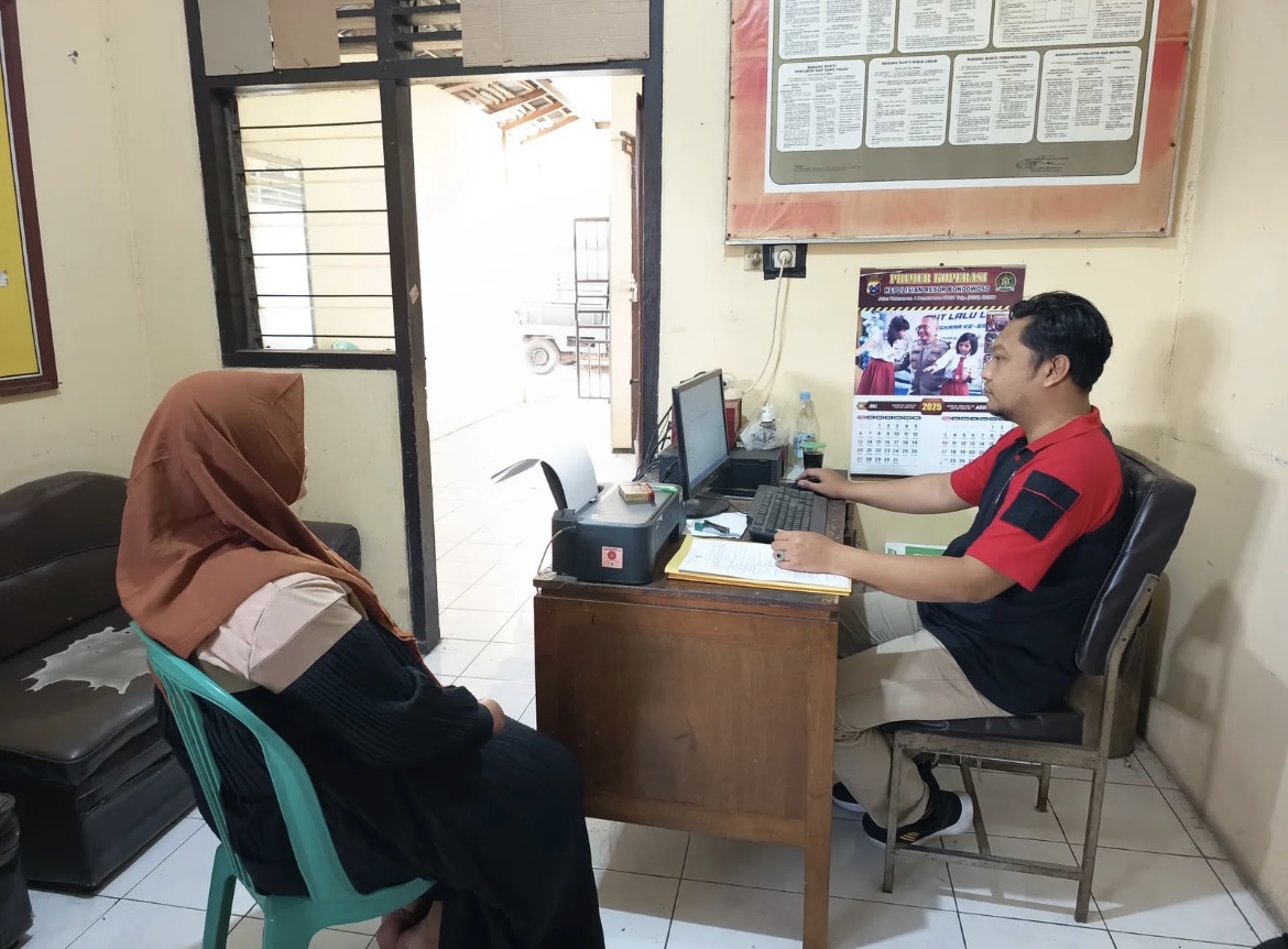 TAK BERKUTIK: Petugas Polsek Sukosari meminta keterangan dari pelaku pencurian yang kerap beraksi di Toko Basmalah. (HUMAS POLRES JEMBER)
