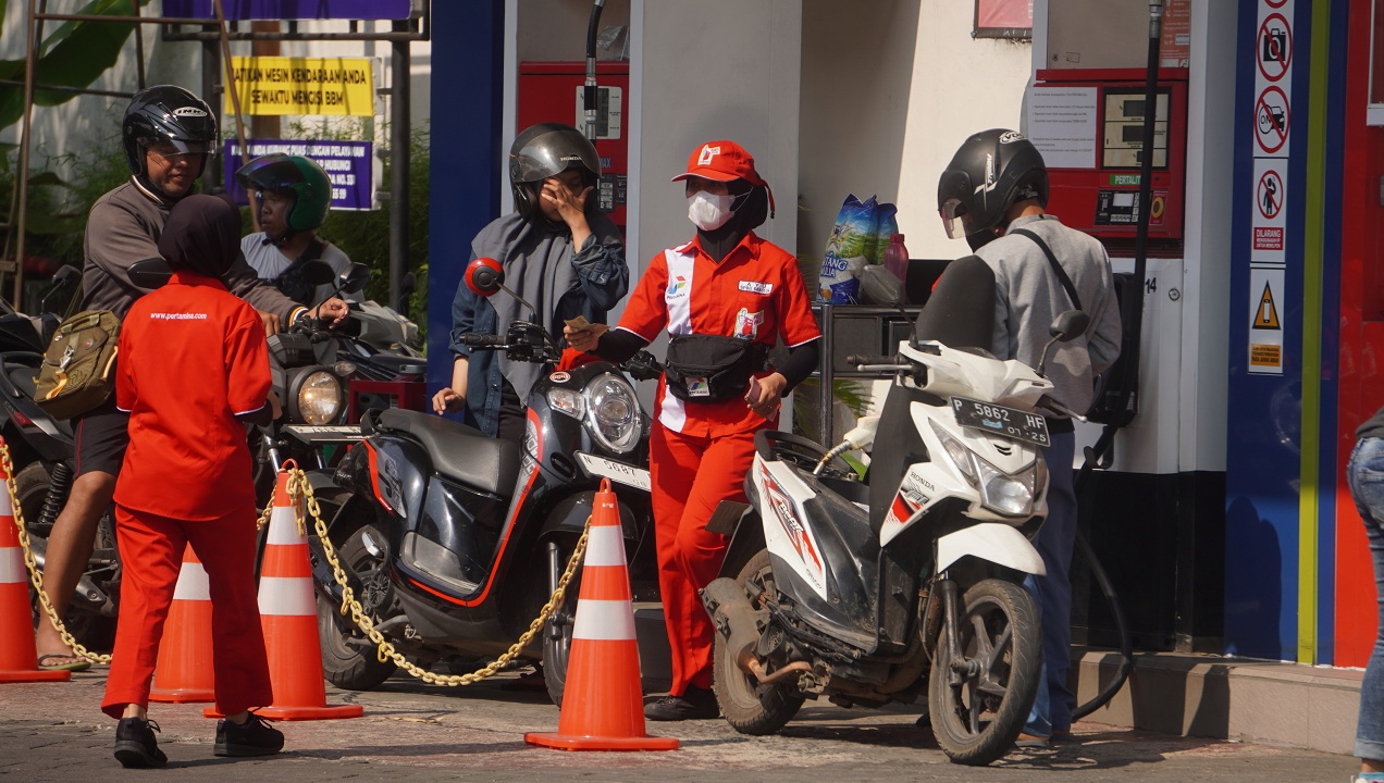 BUTUH WAKTU LAMA: Antrean di SPBU Jalan Gajah Mada Jember mengular karena pengiriman BBM telat.