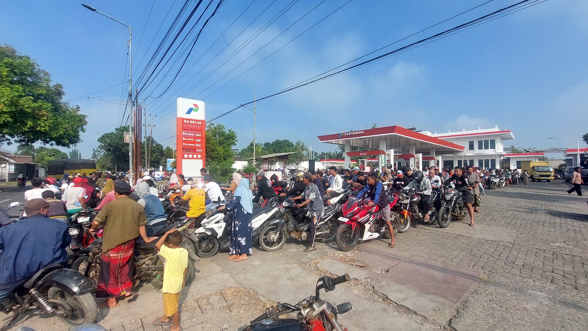 ANTRE BERJAM-JAM: Ratusan pengendara sepeda motor yang antre berjam-jam mengelilingi SPBU Jenggawah agar mendapatkan BBM pada Minggu (27/7/2025) pagi.