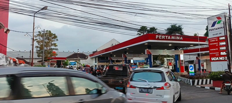 MENGULAR: Pantauan antrean di SPBU di Jalan Gajah Mada, Kaliwates, Jember, dari kendaraan roda dua dan roda empat, Sabtu petang (26/7/2025).