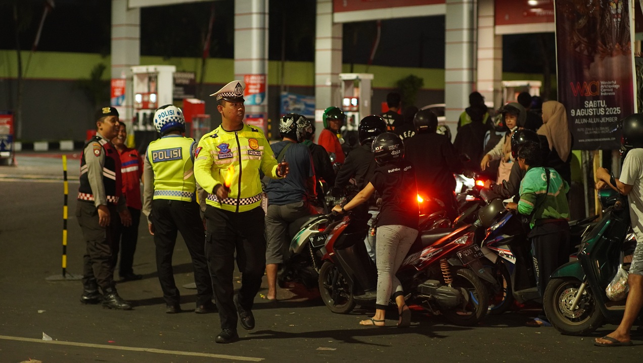 SIGAP: Sejumlah personel kepolisian amankan lalu lintas dan antrean di sekitar SPBU Sumbersari, kemarin (27/7/2025).