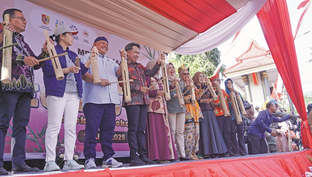 Bupati Fawait bersama Wamen PPPA Veronica Tan, dan Wamen UMKM Helvi Yuni Moraza, saat menghadiri Peringatan Hari Anak Nasional 2025 dan Festival Egrang XIII Tanoker, Ledokombo, Jember, (26/7/2025)