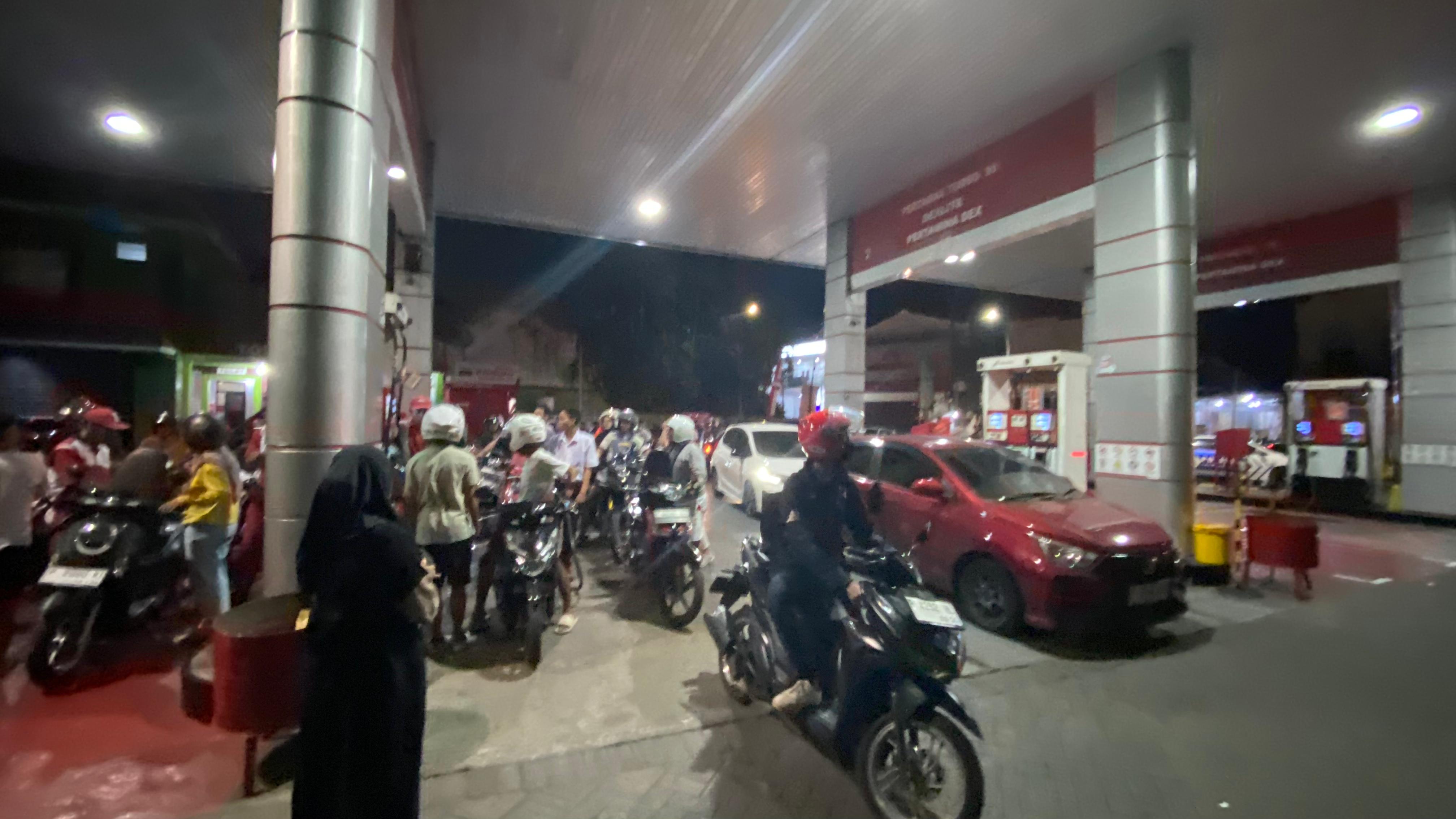 ANTRI: Pengendara rela antri cukup lama demi mendapat BBM di SPBU jalan A Yani, sabtu malam (26/7)