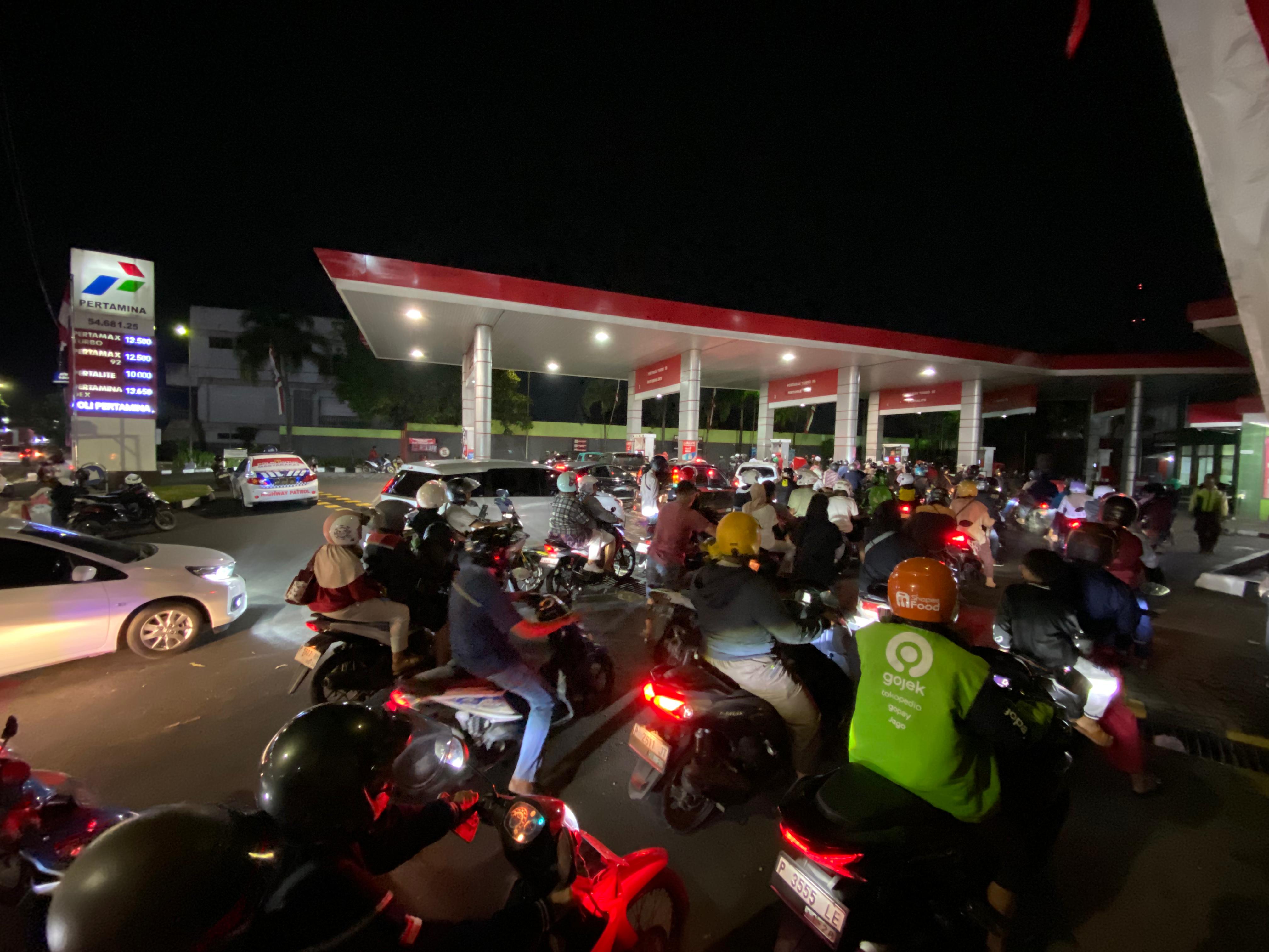 DARURAT BBM: Antrian panjang di SPBU jalan A Yani, Sabtu malam (26/7)
