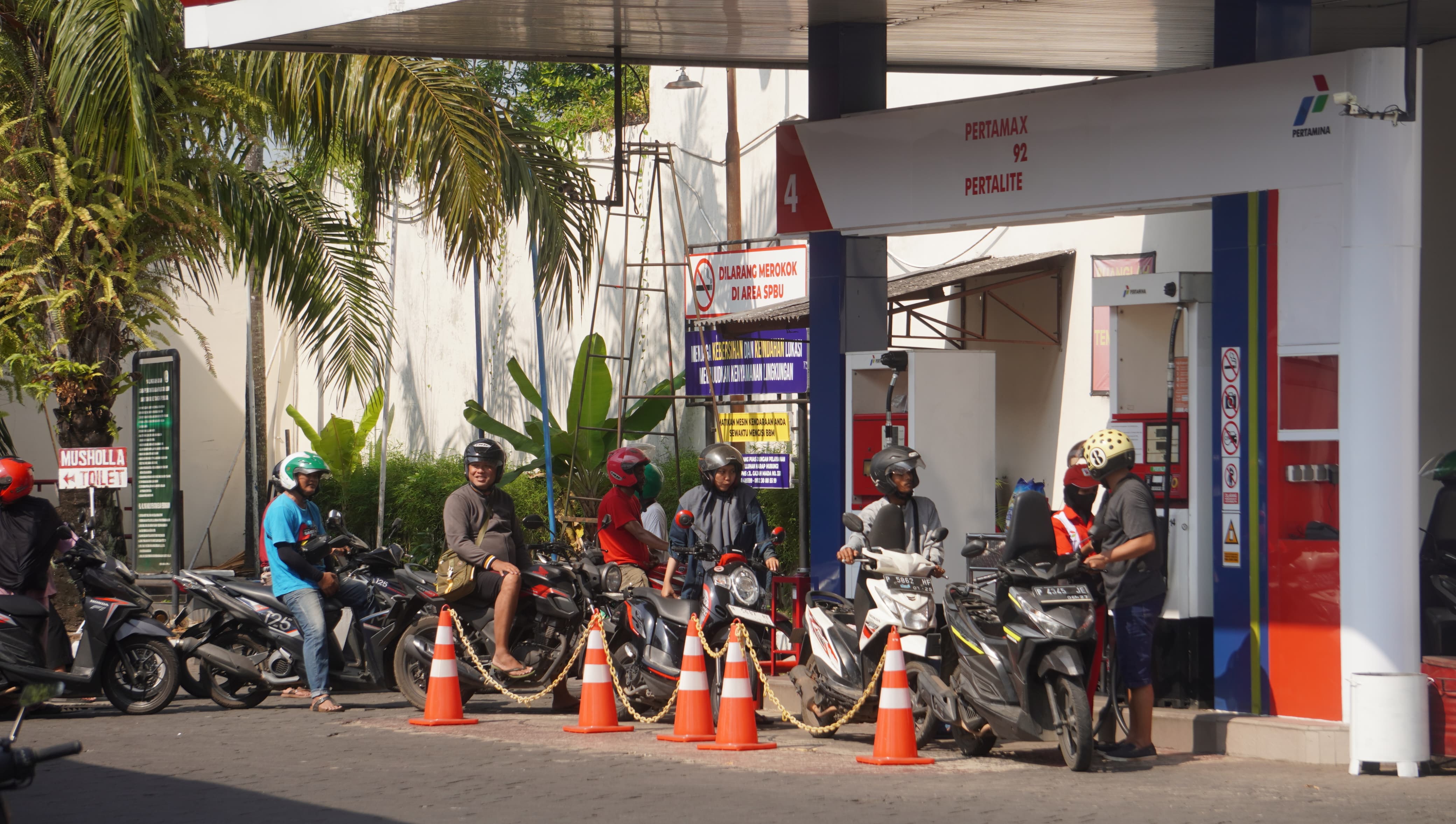 BERJEJER: Pengguna sepeda motor berjejer rapi menunggu giliran mendapat bagian mengisi BBM di SPBU Jalan Gajah Mada minggu siang (27/7)