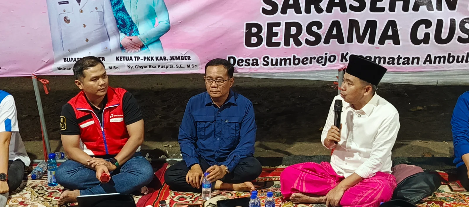 Bupati Fawait saat menerima lawatan utusan Pertamina (kiri), terkait kacaunya distribusi BBM di Jember.