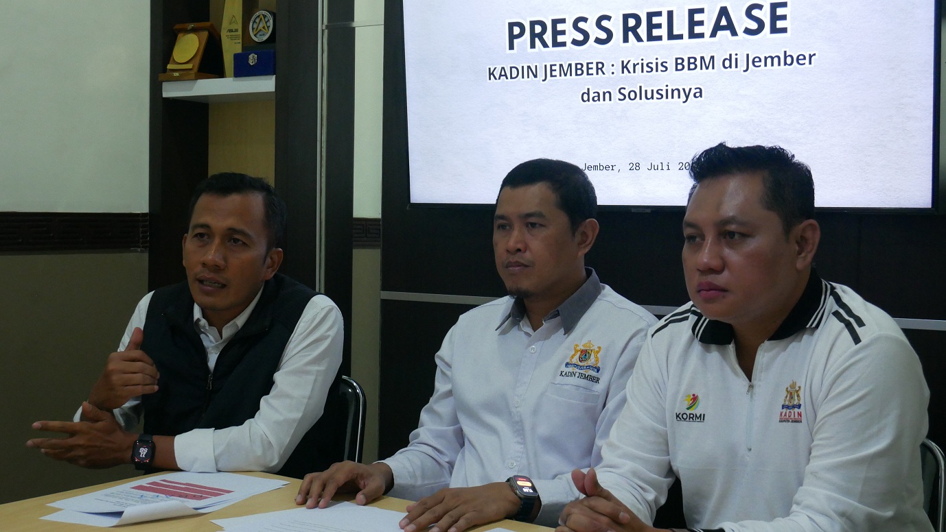 DESAK PERTAMINA: Kadin Jember memberikan keterangan kepada media terkait kondisi krisis BBM dan solusinya di Jember, Senin (28/7/2025).