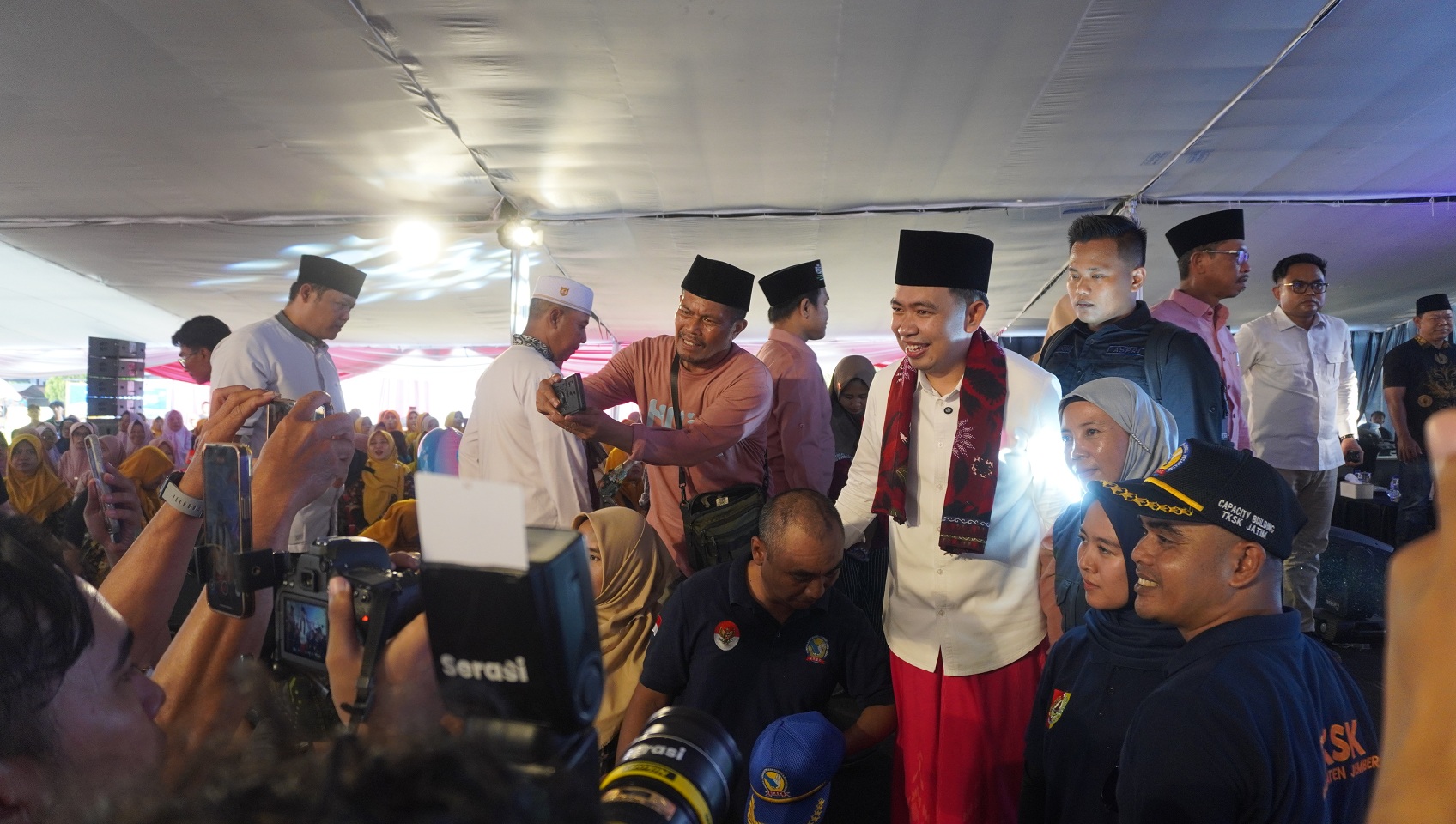 KEMBALI HADIR: Bupati Fawait saat rangkaian giat Bunga Desaku di Kecamatan Ambulu dan sekitarnya, pada Minggu-Senin (27-28/7/2025).