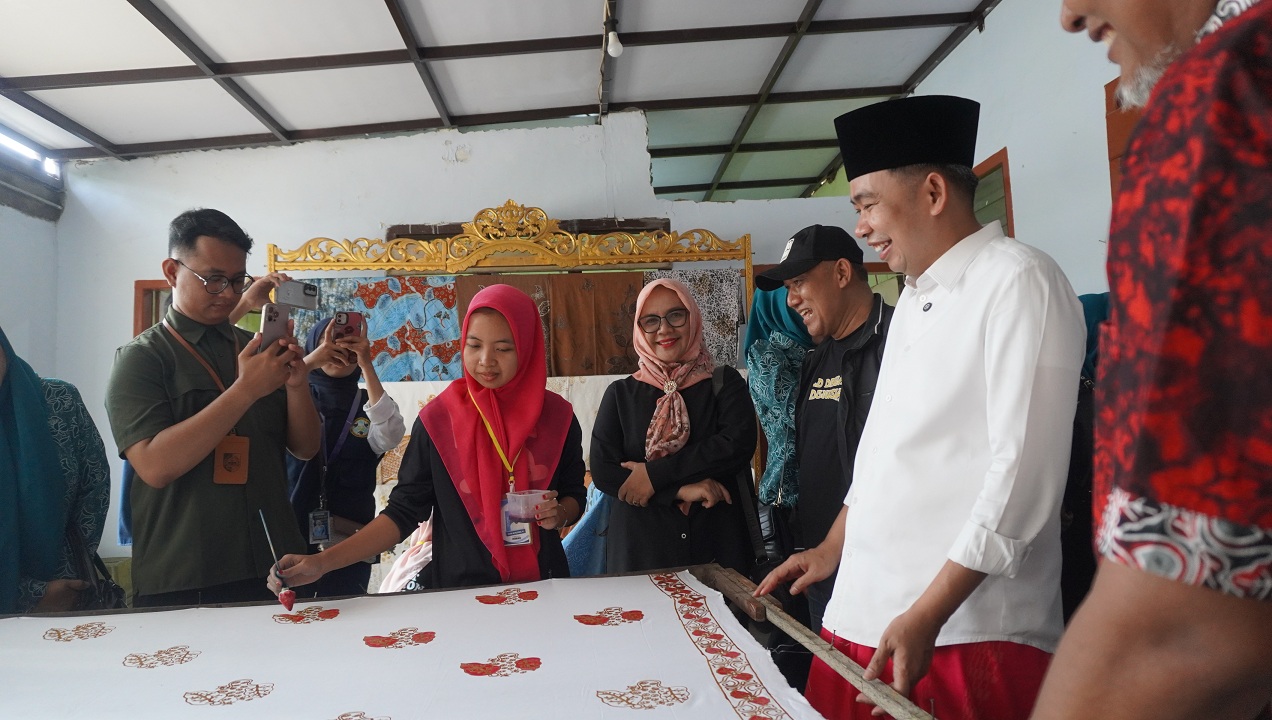 BERI DUKUNGAN: Bupati Fawait melihat sentra kerajinan batik tulis di Desa Tegalsari, Kecamatan Ambulu, Jember, dalam rangkaian Bunga Desaku jilid III, Minggu (27/7/2025).