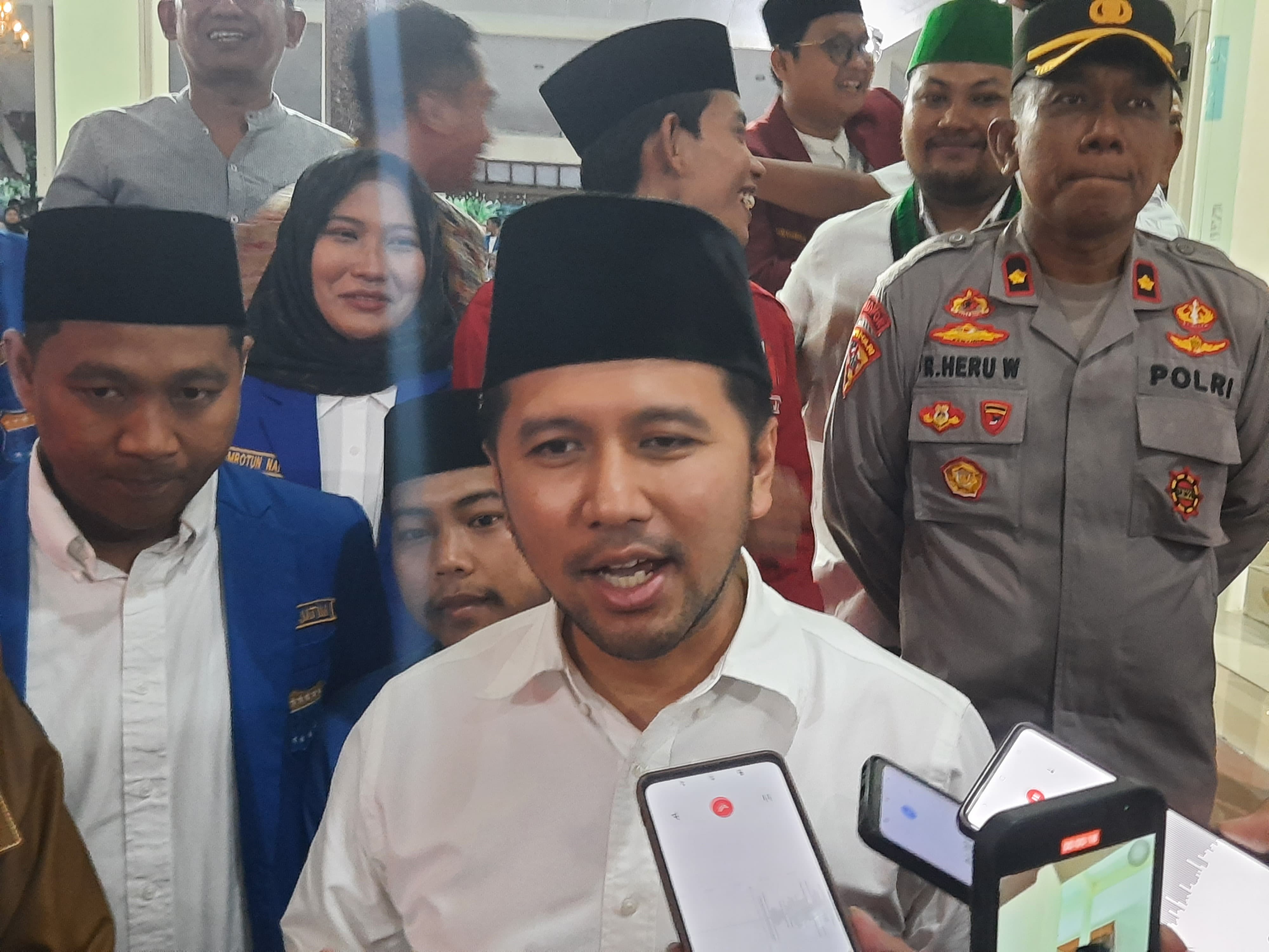 Emil Elestianto Dardak saat diwawancarai awak media