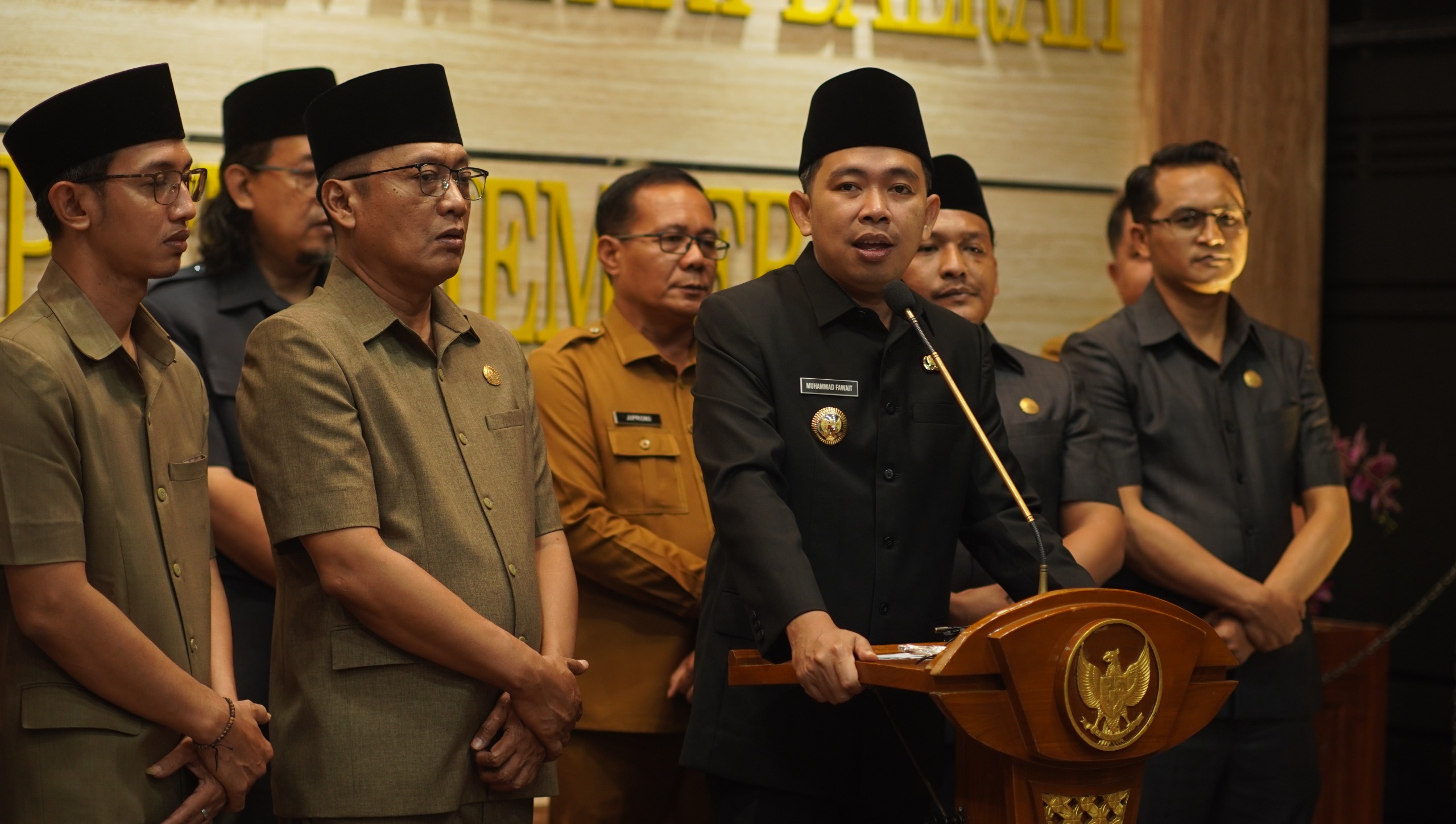 SIGAP : Bupati Jember Muhammad Fawait sampaikan sejulah poin penting dalam Konfrensi Pers terkait kelangkaan BBM di Gefung DPRD Jember, Senin 28/7 (Foto Yulio/RJ)
